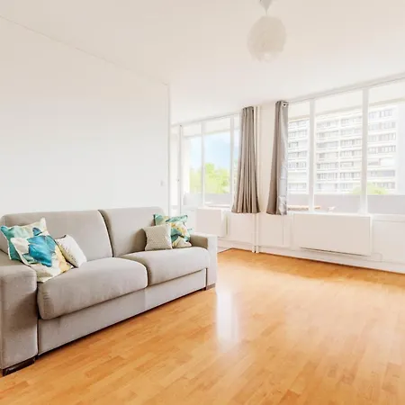 Apartment With Balcony Near Paris